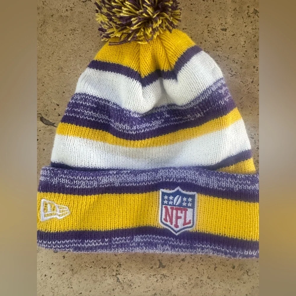 NWT-Youth-Minnesota Vikings New Era NFL Logo Pom Beanie Hat